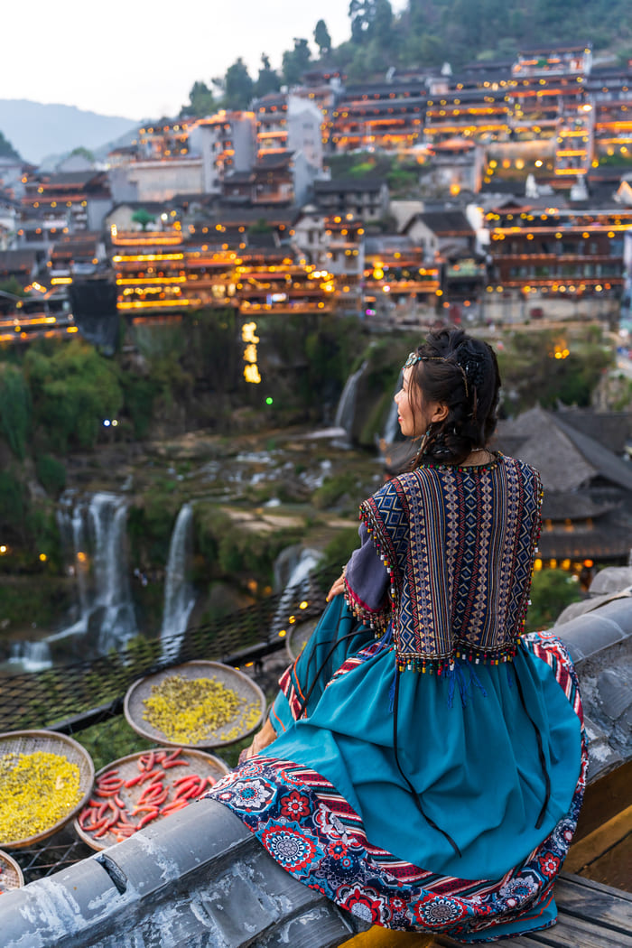 Mujer viendo la ciudad de lijian china